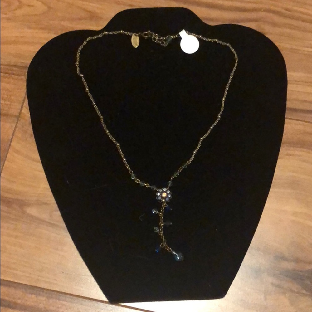 Lizpaiacios- Necklace with flower look